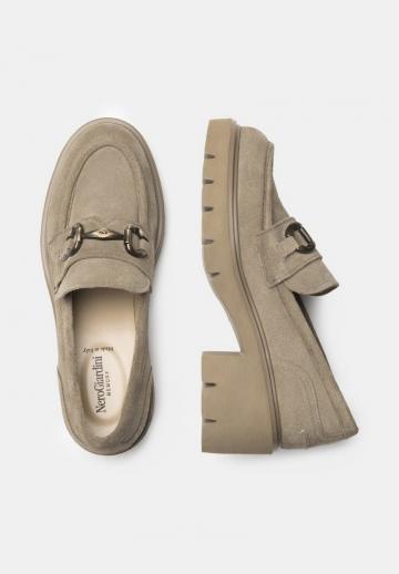 Туфли с высоким носом