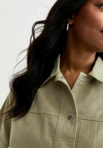 Куртка с накладнымит карманами