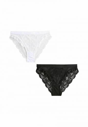 Трусы на бедрах