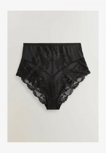 Трусы на бедрах