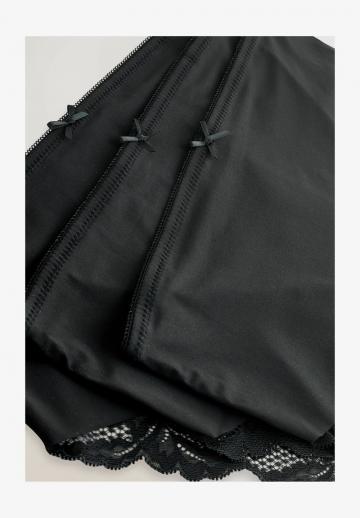 Трусы на бедрах