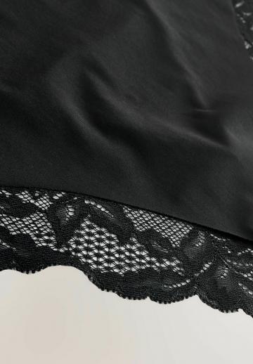 Трусы на бедрах