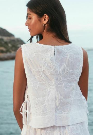 Блузка без рукавов