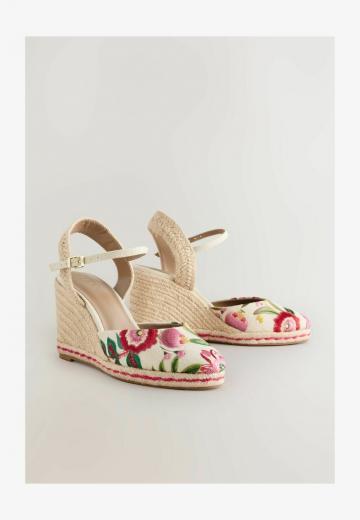 Туфли на танкетке