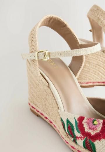 Туфли на танкетке