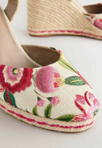 Туфли на танкетке