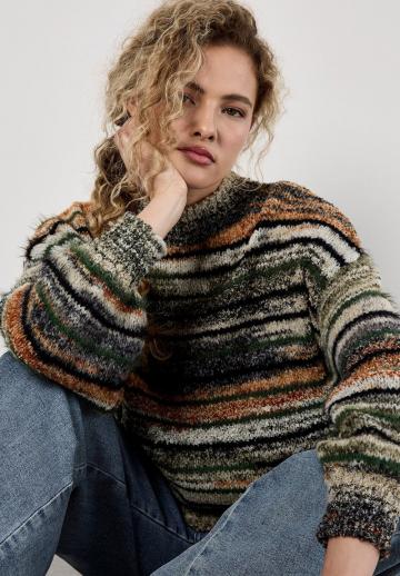 Пуловер в полоску