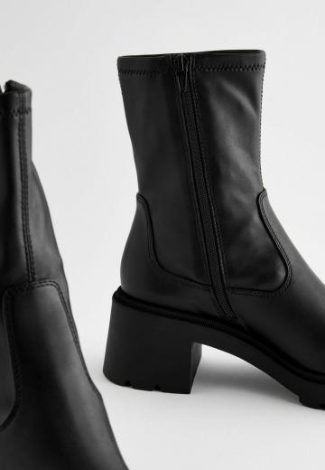 Полусапожки на высоком каблуке