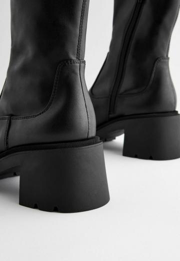 Полусапожки на высоком каблуке