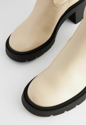 Полусапожки на высоком каблуке