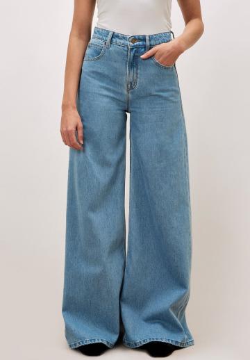 Клешеные джинсы