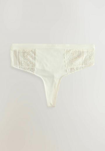 Трусы на бедрах