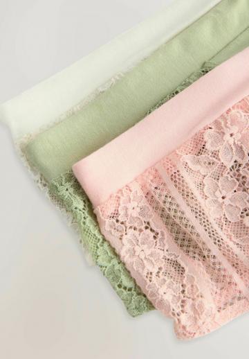 Трусы на бедрах