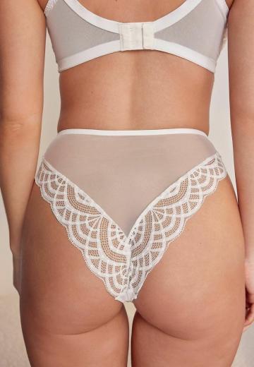 Трусы на бедрах