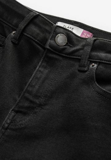 Клешеные джинсы