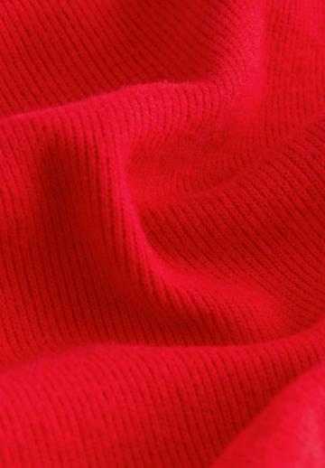 Пуловер с вырезом V