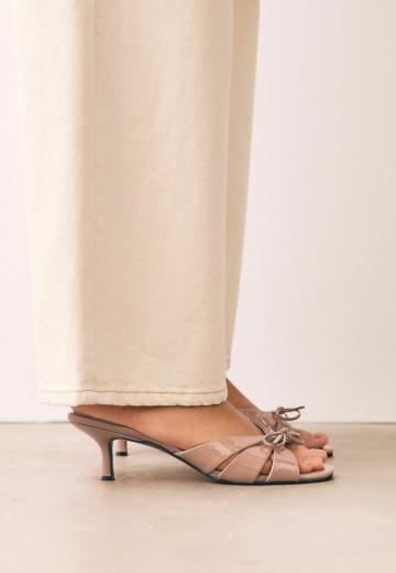 Босоножки на каблуке