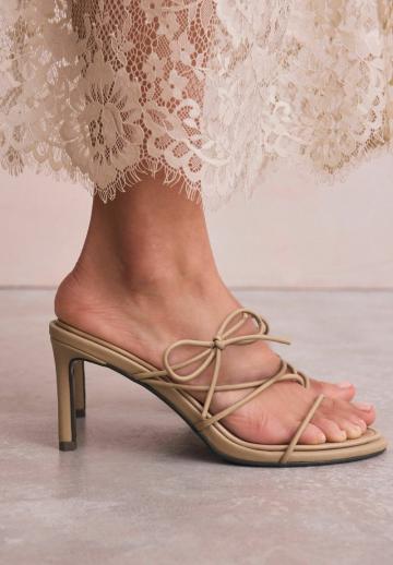 Босоножки на каблуке