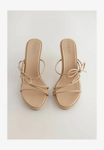 Босоножки на каблуке