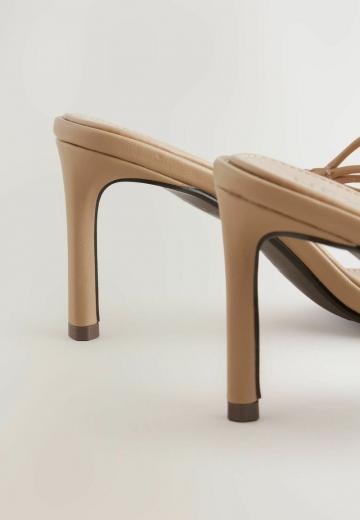 Босоножки на каблуке