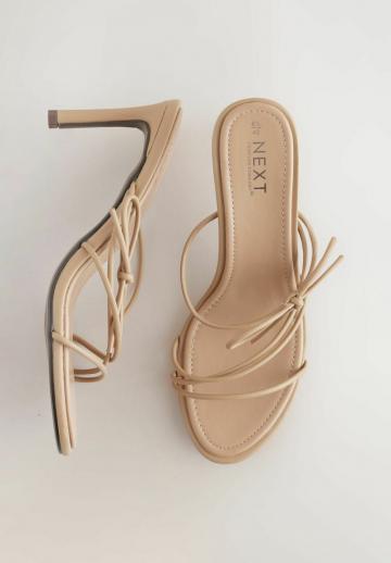 Босоножки на каблуке