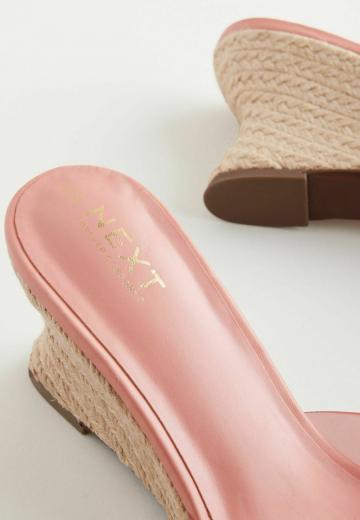 Босоножки на каблуке