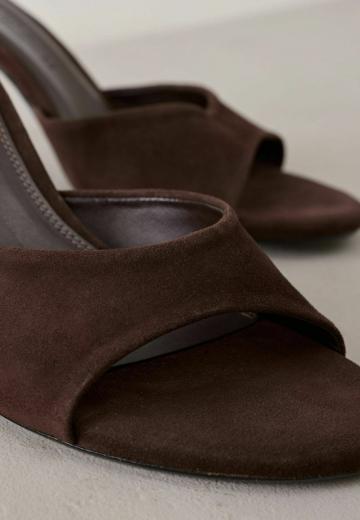 Босоножки на каблуке