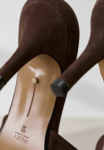 Босоножки на каблуке