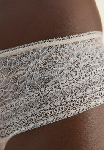 Трусы на бедрах