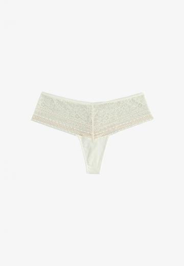 Трусы на бедрах