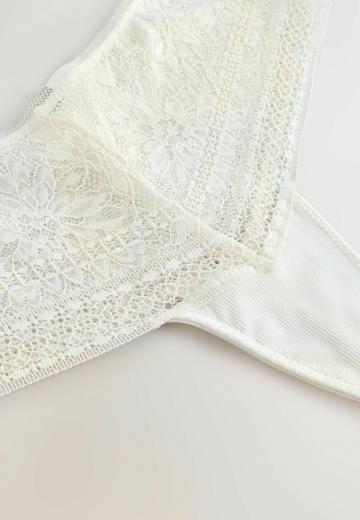 Трусы на бедрах