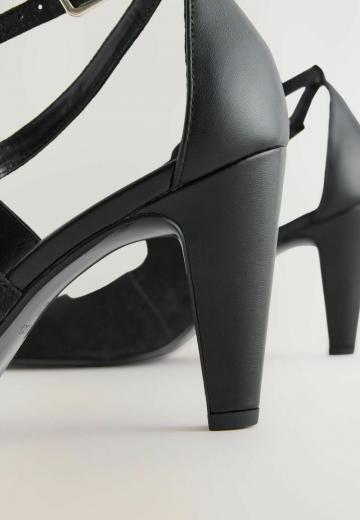 Туфли на высоком каблуке