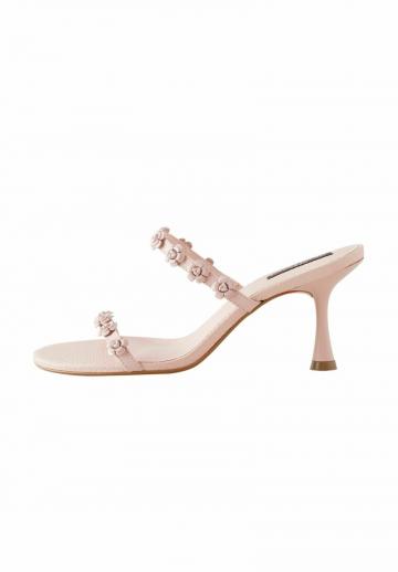 Босоножки на каблуке