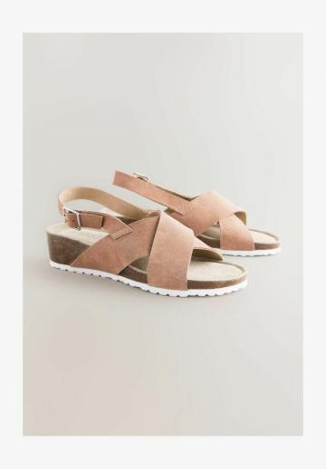 Босоножки на танкетке