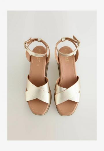 Босоножки на танкетке