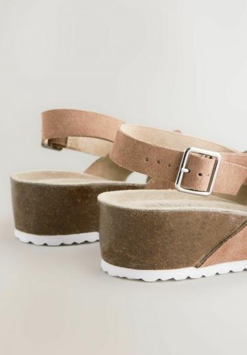 Босоножки на танкетке