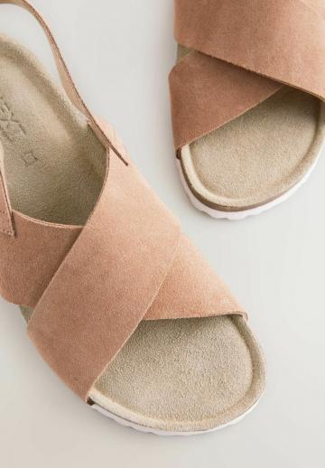 Босоножки на танкетке