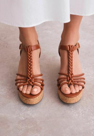 Босоножки на танкетке