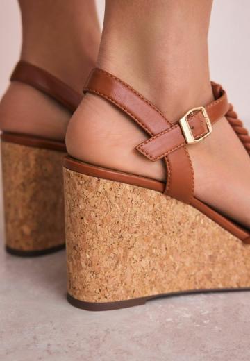 Босоножки на танкетке