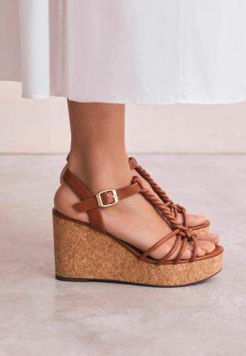 Босоножки на танкетке
