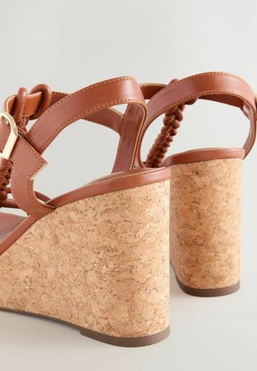 Босоножки на танкетке