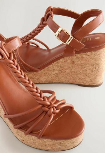 Босоножки на танкетке