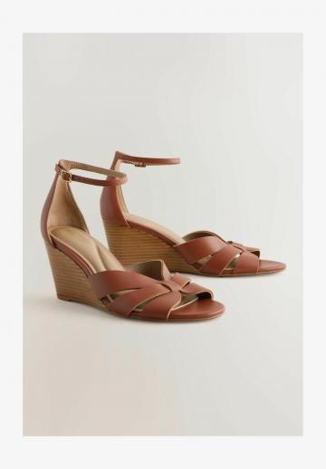 Босоножки на танкетке