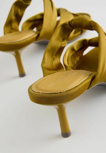 Босоножки на каблуке