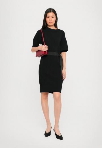 Вязаное платье