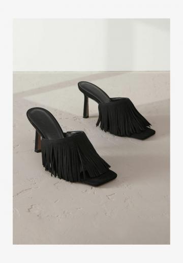 Босоножки на каблуке