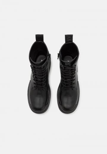 Ботинки на шнуровке