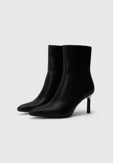 Сапожки на танкетке