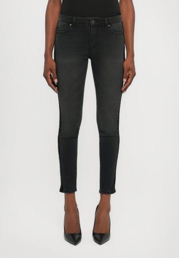 Узкие джинсы