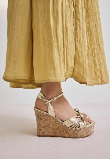 Босоножки на танкетке